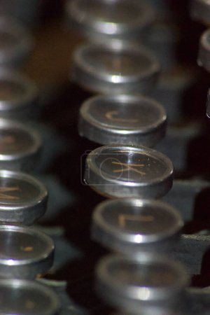 Nahaufnahme einer antiken Schreibmaschine mit dem Buchstaben K im Fokus