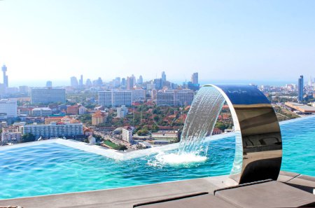 lujosa piscina infinita en lo alto de un edificio de gran altura con una vista impresionante del horizonte de la ciudad de Pattaya, Tailandia. 