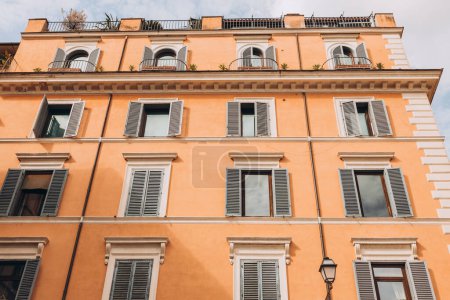 Téléchargez les photos : Architecture de Rome. Un bâtiment avec la façade ocre caractéristique. Quartier Trastevere - en image libre de droit