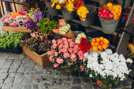 Calle tienda de flores para la venta al por menor. Concepto de pequeña empresa. Mercado de flores con varios ramo fresco multicolor