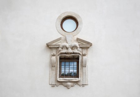 Téléchargez les photos : Détail de la fenêtre en fasade de style renaissance maniériste. Palazzo Zuccari, Italie. Concept de voyage, tourisme et vacances - en image libre de droit