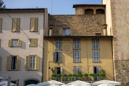 Foto de Atractiva arquitectura italiana antigua, edificios residenciales en el centro con persianas viejas, pequeños balcones - Imagen libre de derechos