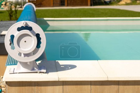 Téléchargez les photos : Couvercle de piscine pour la protection contre la saleté, les feuilles, l'eau de chauffage et de refroidissement, espace de copie. Couverture de piscine bâche bleue. - en image libre de droit