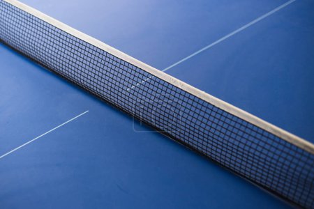 Foto de Primer plano de la red en la mesa azul para el ping-pong. El concepto de deporte y estilo de vida saludable. - Imagen libre de derechos