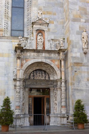 Portal der Kathedrale in Como, Italien