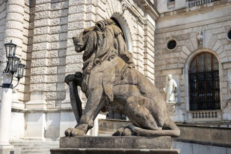 Estatua de león en el palacio de Hofburg en la plaza Heldenplatz de Viena