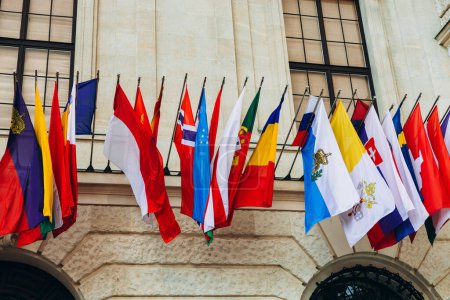 Banderas nacionales de los países que vuelan en el viento. Banderas coloridas de diferentes países. Organización de Banderas para la Seguridad y la Cooperación en Europa