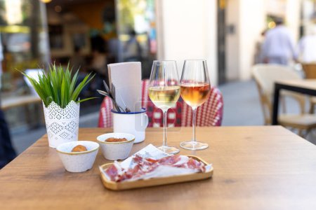 Table servie au café terrasse d'été. Table romantique pour deux personnes. Deux verres avec du vin sur la table dans un restaurant, fond luxe alcool.