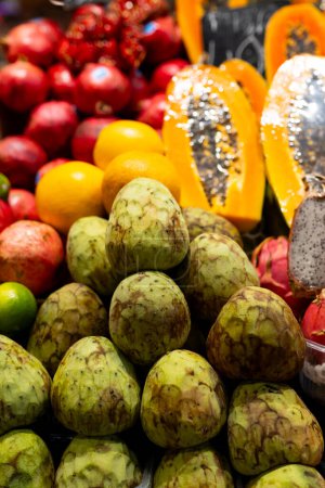 Köstliche grüne Cherimoya-Früchte am Marktstand. Frisches Obst im Regal auf dem Markt. Gesundes und Ernährungskonzept.