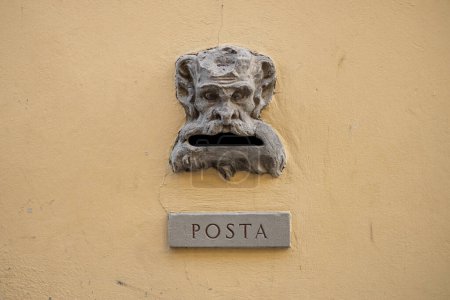 Altitalienischer Briefschlitz mit Text Posta in alter Mauer