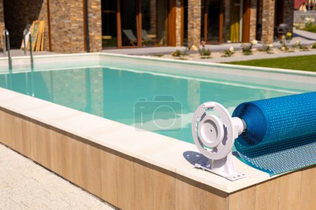 Téléchargez les photos : Couvercle de piscine pour la protection contre la saleté, les feuilles, l'eau de chauffage et de refroidissement, espace de copie. Couverture de piscine bâche bleue. - en image libre de droit