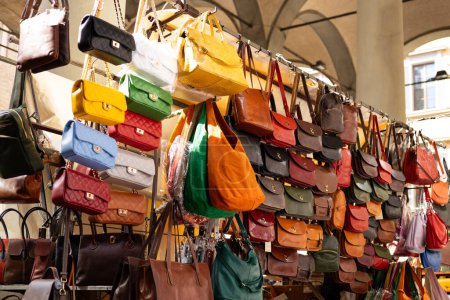 Gros plan de différents sacs en cuir sur le marché. Sacs colorés modernes à vendre. Accessoires pour femmes