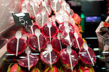 Fruta fresca de dragón en el mercado abierto. Concepto saludable y alimentario. Exhibición de frutas tropicales en un mercado de agricultores