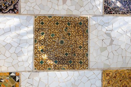 Bunte Mosaikfliesen im Güell Park. Gebrochene Fliesen Mosaikmuster. UNESCO-Weltkulturerbe, Barcelona