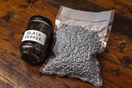 Schwarzer Pfeffer in vakuumverschlossenen Plastikverpackungen und Glasgefäßen, Konzept der Lagerung von Gewürzen, um ihren Geschmack, ihr Aroma und ihre Qualität zu erhalten