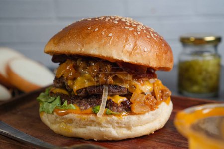 geschlossen zertrümmern Rindfleisch-Burger mit Käse, Coney-Sauce auf Holztisch