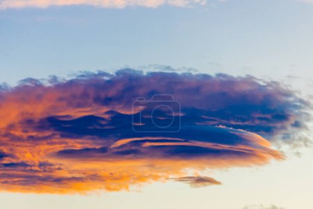Lentikular Wolken am Himmel bei Sonnenuntergang in brennendem roten Licht in Patagonien