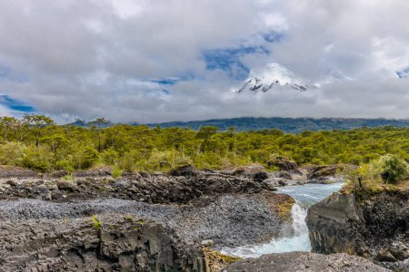 Cumbre de montaña del volcán Osorno en Chile, Patagonia Andes. El anillo de fuego paisaje volcánico con cráter y lava volcán activo en América del Sur. Red rock lava congelada y nieve en la cima del volcán