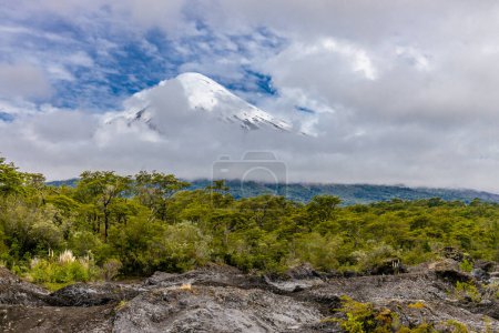 Cumbre de montaña del volcán Osorno en Chile, Patagonia Andes. El anillo de fuego paisaje volcánico con cráter y lava volcán activo en América del Sur. Red rock lava congelada y nieve en la cima del volcán