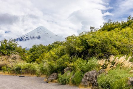 Osorno Vulkan Berggipfel in Chile, Patagonien Anden. Der Feuerring vulkanische Landschaft mit Krater und Lava aktiven Vulkan in Südamerika. Rotes Gestein gefrorene Lava und Schnee auf Vulkanspitze