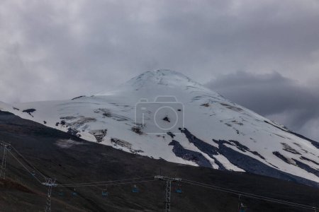 Sommet du volcan Osorno au Chili, Patagonie Andes. L'anneau de feu paysage volcanique avec cratère et lave volcan actif en Amérique du Sud. Roche rouge lave gelée et neige sur le sommet du volcan