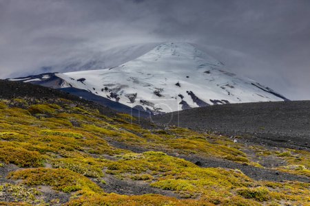 Osorno Vulkan Berggipfel in Chile, Patagonien Anden. Der Feuerring vulkanische Landschaft mit Krater und Lava aktiven Vulkan in Südamerika. Rotes Gestein gefrorene Lava und Schnee auf Vulkanspitze
