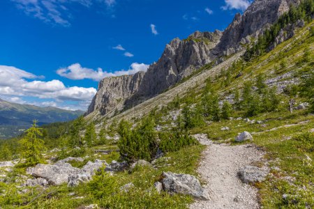 Dolomiten Alpen schöne Berglandschaft. Felsige Berggipfel in den Dolomiten. Sommer-Bergpanorama auf dem Wanderweg im grünen Gebirgstal und blauer Himmel mit Wolken