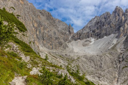 Dolomiti Alpes beau paysage de montagne. Tour rocheuse sommets alpins dans les Dolomites. Vue panoramique de montagne d'été sur le sentier de randonnée pédestre dans la vallée verdoyante de montagne et ciel bleu avec nuages