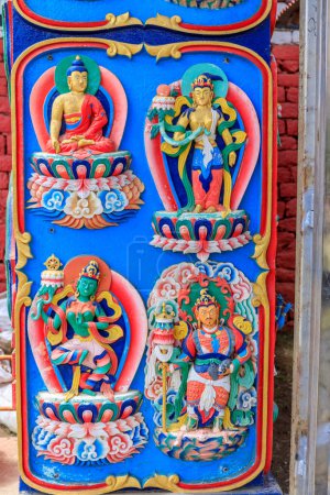 Buddhistischer Tempelinnenraum mit kunstvollen Dekorationen, Buddha-Statuen und traditioneller Architektur. Heitere Atmosphäre mit komplizierten Details, goldenen Akzenten, religiösen und kulturellen Artefakten Nepal