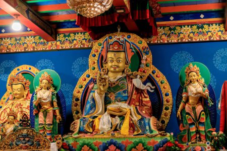 Buddhistischer Tempelinnenraum mit kunstvollen Dekorationen, Buddha-Statuen und traditioneller Architektur. Heitere Atmosphäre mit komplizierten Details, goldenen Akzenten, religiösen und kulturellen Artefakten Nepal