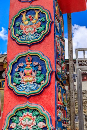 Interior del templo budista con decoraciones ornamentales, estatuas de buda y arquitectura tradicional. Ambiente sereno con detalles intrincados, acentos dorados, artefactos religiosos y culturales Nepal