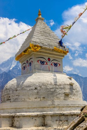 Estupa con ojos de buda en Nepal. Edificio religioso de pagoda budista en las altas montañas del Himalaya y la ciudad capital de Katmandú. Lugar sagrado del budismo con banderas de oración en hermoso lugar pacífico