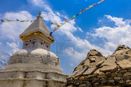 Estupa con ojos de buda en Nepal. Edificio religioso de pagoda budista en las altas montañas del Himalaya y la ciudad capital de Katmandú. Lugar sagrado del budismo con banderas de oración en hermoso lugar pacífico