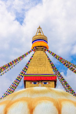 Stupa mit Buddhaaugen in Nepal. Religiöser Bau einer Buddhismus-Pagode im hohen Himalaya-Gebirge und in der Hauptstadt Kathmandu. Heiliger Ort des Buddhismus mit Gebetsfahnen an einem schönen friedlichen Ort