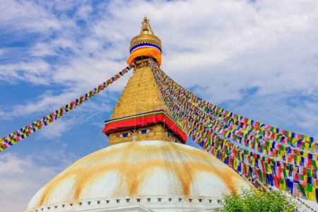 Stupa aux yeux de Bouddha au Népal. Bâtiment religieux de la pagode du bouddhisme dans les hautes montagnes de l'Himalaya et la capitale Katmandou. Lieu sacré du bouddhisme avec des drapeaux de prière dans un bel endroit paisible