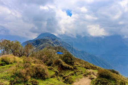 Les sommets des montagnes Annapurna South, Mardi Himal et Machapuchare culminent dans la chaîne de montagnes Himalayas, au Népal. Beau paysage de montagne panoramique sur le chemin de randonnée à Annapurna Basce camp randonnée