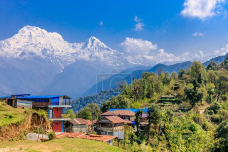 Annapurna South, Mardi Himal und Machapuchare Berggipfel Schneegipfel im Himalaya, Nepal. Landschaftlich schöne Berglandschaft auf dem Wanderweg zum Annapurna Basce Camp
