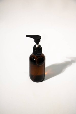 Bernsteinpumpflasche für Flüssigseife oder Lotion auf weißem Hintergrund