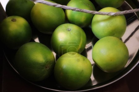 Citrus limetta, oder süße Limette, bietet eine erfrischende Mischung aus süßen und würzigen Aromen mit einem lebendigen grün-gelben Farbton. Sein saftiges Fruchtfleisch und sein Zitrusaroma machen es zu einer geschätzten Frucht, sowohl für die Küche als auch für die Gesundheit..