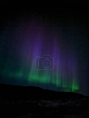 Les aurores boréales fascinantes dansent dans le ciel nocturne au-dessus de l'Islande.