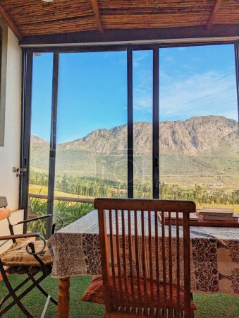 Une cabane confortable avec une vue imprenable sur la montagne depuis le porche dans la région viticole du Cap.