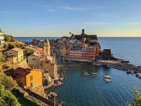 Ein atemberaubender Blick auf die farbenfrohen Dörfer der Cinque Terre, Italien, die auf schroffen Klippen thronen.