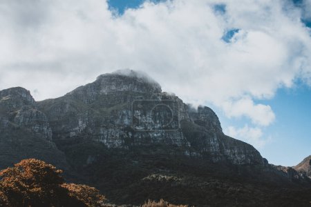 Der majestätische Tafelberg ist in Wolken gehüllt und zeigt die schroffen Klippen und das üppige Laub Südafrikas. Perfekt für Natur-, Reise- und Landschaftsbilder.