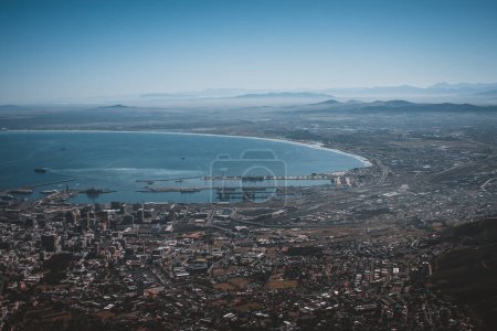 Capturez la beauté époustouflante de Cape Town avec cette vue aérienne haute résolution mettant en valeur le paysage urbain, le port et les montagnes environnantes. Parfait pour les voyages, le tourisme et les projets axés sur la nature.