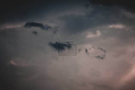 Une image convaincante de nuages sombres se rassemblant au-dessus du fleuve Zambèze créant une atmosphère lunatique et mystérieuse idéale pour les projets nécessitant un fond de ciel intense et dramatique.