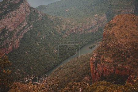 Eine atemberaubende Luftaufnahme des Blyde River Canyon von God 's Window in Südafrika mit dramatischen Klippen und üppigem Grün, ideal für Naturdokumentationen und Reiselustige