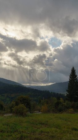 Téléchargez les photos : Rayons de soleil des nuages sur les montagnes des Carpates en Ukraine - en image libre de droit