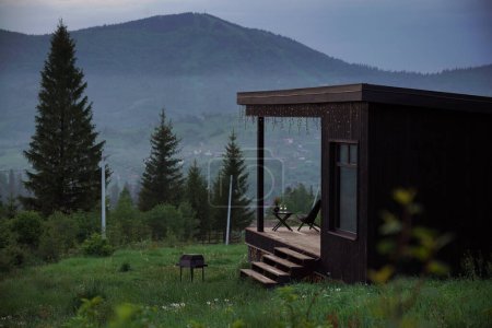 Moderne schwarze Hütte mit Terrasse auf den Karpaten in der Ukraine