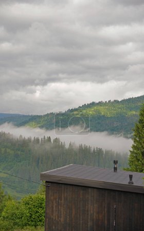 Der Nebel zwischen Bergen in der Ukraine