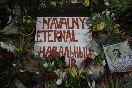 Foto de Copenhague, 21 de febrero de 2024 flores frente a la embajada rusa en memoria de Aleksej Navalnyj - Imagen libre de derechos